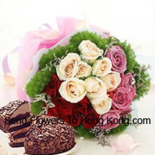 Rose assortite con 1/2 kg di torta Foresta Nera